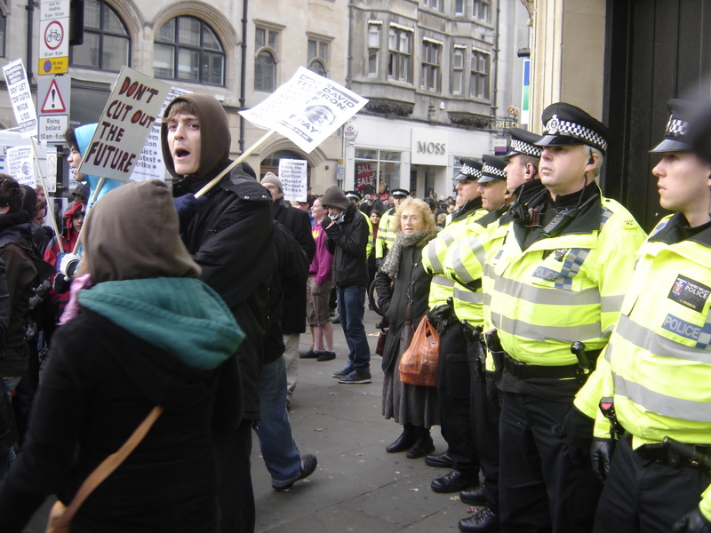 Police protect Lloyds TSB