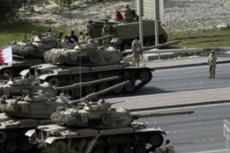 Bahraini army tanks take position near Pearl Square in Manama, 19 February 2011