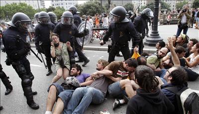 Barcelona occupiers resist police violence