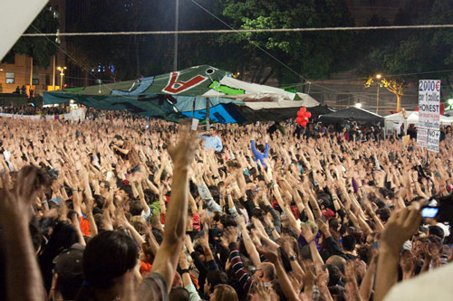 Consensus in the plaza?