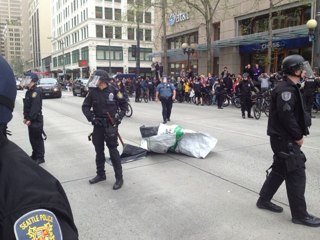 Arrested banner - https://imc.li/lavf9