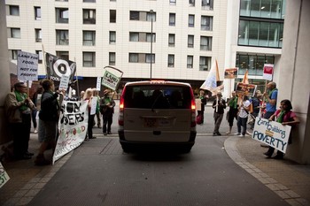 Protestors make their voice heard to delegates leaving landgrab investors summit