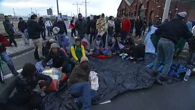 100 people block the road to the port after being evicted