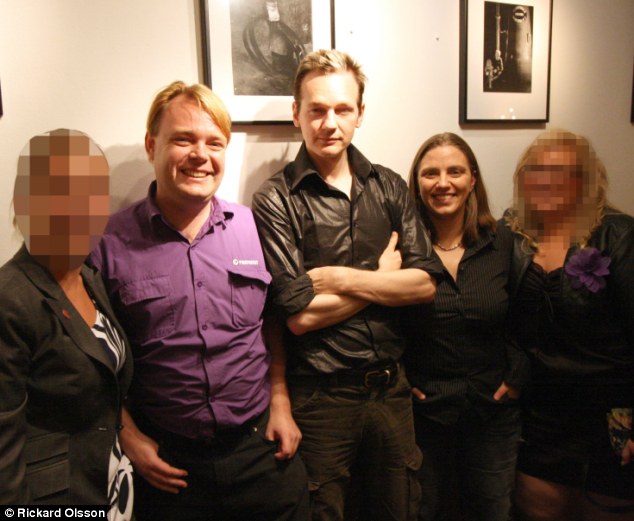 Is this the photo that could clear Julian Assange?