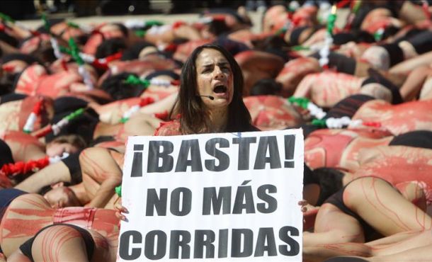 A highly effective anti bullfighting demo in Mexico