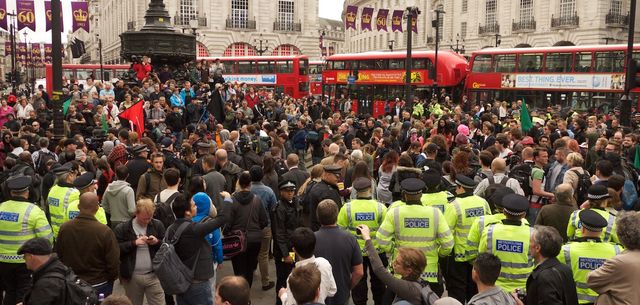 piccadilly circus lunchtime