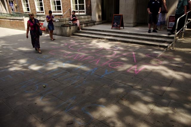 Chalking in front of the ULU building in support of the 3Cosas campaign