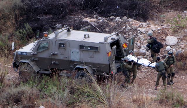 21/09/2013 - IDF soldiers carry the body of the Israeli soldier recently killed.