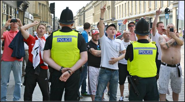 Lee Dyson at EDL flash demo, Monument, Newcastle